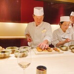 銀座うち山 - 右奥の内山親方はこの日はお怪我のため背後からの応援要員です(￣∀￣)