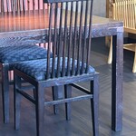 ゆふいん山椒郎 - カウンターと同じデザインの色違い椅子