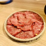 炭火焼肉 肉の匠 ひうち - どこでも食べちゃうような…特選牛タン。