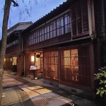 Higashiyama Shuraku - 風情あるお店の外観