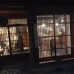 ひがしやま酒楽 - お店を格子越しに覗く