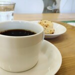 サイアフラウンジ - レギュラーコーヒー(￥300)、手作りスコーン　ホワイトチョコとクランベリー(￥250)。空間が静かで落ち着く〜。