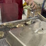 木村功商店 - 牡蠣を焼いています