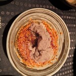 瀬里奈 - しゃぶしゃぶのスープで調理した北海道産の特選牛サーロインを、ピリ辛だれの上にのせた様子です。