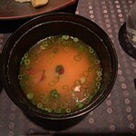 瀬里奈 - なめこが入ったお味噌汁のお椀の、蓋を開けた様子です。