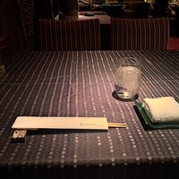 瀬里奈 本店 - お冷とお手拭き、お箸が置かれたテーブルです。
