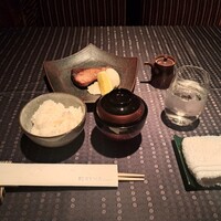 瀬里奈 本店 - 魚沼産コシヒカリご飯、お味噌汁の入ったお椀、お冷、北海道産の天上鰤の塩焼きです。
