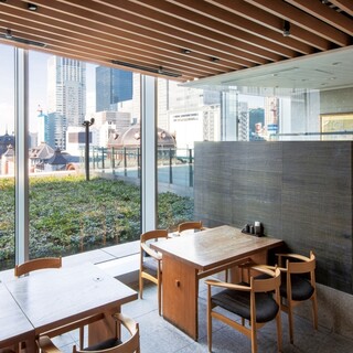 東京駅が見えるテーブル席。