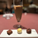 モノリス - アイスカフェオレ、お茶菓子