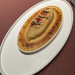 モノリス - ７皿目
      舌平目のクレオパトラ風
      ホタテのムース、オマールブルー、トリュフのグラタン仕立て。
