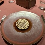 モノリス - 6皿目
      八色椎茸トリュフのタルト、ソースマデール。
      玉ネギとベーコンのコンポート、キノコのデュクセル、トリュフ。