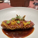 モノリス - バルバリー鴨胸肉のロースト、オレンジ風味のソース。