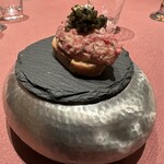 モノリス - 2皿目
      馬肉のタルタルとキャビアのカナッペ。