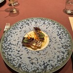 モノリス - 4皿目
      燻製をかけて炙った鹿児島県産むじょか鯖、柿、大根のピクルス、蜂蜜とマスタードのビネグリッドソース。