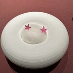 モノリス - １０皿目
      洋梨のキャラメリゼ、アールグレイのアイス、ベルベーヌの泡、白ワインのババロワ。
      