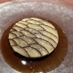 モノリス - 八色椎茸トリュフのタルト、ソースマデール。
      玉ネギとベーコンのコンポート、キノコのデュクセル、トリュフ。