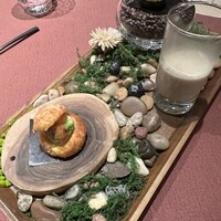 モノリス - 1皿目
                    アミューズ
                    ・竹炭のマカロン、クミン風味のニンジンムース。
                    ・牛蒡のポタージュ。
                    ・コンテチーズのシューグジェール、スモークサーモン、アボカド、クリームチーズ。
                    