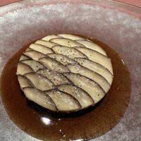 モノリス - 八色椎茸トリュフのタルト、ソースマデール。
                    玉ネギとベーコンのコンポート、キノコのデュクセル、トリュフ。