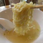 喜一 - 中太麺がスープに絡む