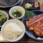 ホルモン専門店 焼肉 ホルモン番長 - 三種類焼肉定食（¥880）