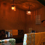 ベーグル屋 エルクアトロギャッツカフェ - お店の中。印象的な天井