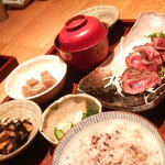 平太 - 牛肉のたたき定食。８８０円