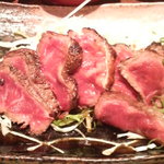 平太 - 牛肉たたき。炙ってから出てくるので温かいです。