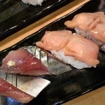 麺哲支店 麺野郎 - 鮨：〆鯖（左）＆赤貝（右）(2013/11)