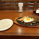 ロイヤルホスト 神田神保町店 - 黒✕黒ハンバーグのブラウンバターソース・目玉焼き添えのその１です。