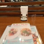 ロイヤルホスト 神田神保町店 - メニューと、カウンター席のテーブルです。