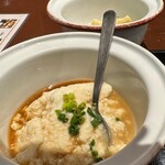 エビフライと定食 うおのぶ食堂 - 小鉢はお店手作りの寄せ豆腐がおすすめ