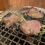 ホルモン道場 闘牛家 - 焼くんだー！