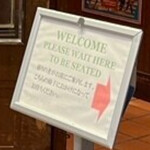 ラスト・カリフォルニアレストラン - 入口に椅子で待つ旨の案内があるが待っていても声はかけてくれません。そんな親切な店ではありません。