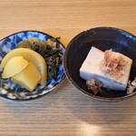Katsu shin - 小鉢と漬物