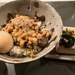タイニーカフェ - 納豆丼煮卵付き、冷奴