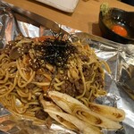 かんろ - トマトと牛バラのすき焼きそば(生卵付き)