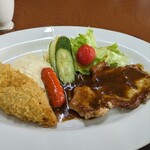 さきた - メインのお皿にデミグラスソースが掛かった豚テキと赤色のウインナー、白身魚のフライ、サラダがオンしてます。