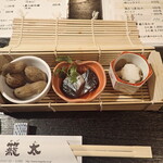 Kago ta - お通し（左から茹でピーナツ、鰊の山椒漬、なめこおろし）