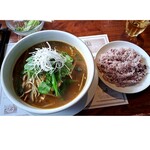 ファームヤード - スパイス手打麺と黒米ライス