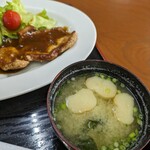 さきた - 味噌汁　具は御麩とワカメ、小ネギ