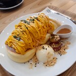 LIKO CAFE - パンプキンモンブラン(ふわふわ生地＋200円)　1600円税込。バニラアイス、さつまいも甘露煮。塩キャラメルのソースをお好みでかけられるので、甘さ調整しやすいです。今年のカボチャは甘い♪