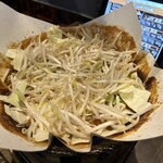 東京羊煮料理 紙やきホルモサ - 野菜セット700円の野菜はもやしとキャベツがほとんど。スタッフによって投入される