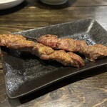 東京羊煮料理 紙やきホルモサ - お通しで出るマトン串。メニューだと一本400円だがお通しだと1本500円