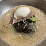 焼肉 冷麺 ユッチャン。 - ユッチャンの名物といえば、シャリシャリの葛冷麺
      今日も日中はお天気が良かったので冷たくキンキンのシャーベット状のスープがたまりません…おいしー！