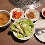 焼肉 冷麺 ユッチャン。 - スープ、パンチャン２品、サラダがついてきます！
      ライスもおまけとは思えないほどのボリュームです。