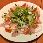 食らえイタリアン - 本日の鮮魚のカルパッチョは、すずきとかんぱち
