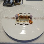 シャトー　ラ・パルム・ドール - ◯デザート
      下からバニラのムース、モンブラン
      その上にはブルーベリー、栗添え
      外側には下からいちごのアイスクリーム
      ブルーベリーのシャーベット