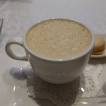 シャトー　ラ・パルム・ドール - ビスクはこのお店のスペシャリテとなる
      
      泡の中にはカリッカリ食感の
      クルトンがあって小気味よい♪
      
      クリーミーさと焦がして旨味を引き出されている
      手長エビの殻の旨味が濃厚さを感じる美味しい味わい