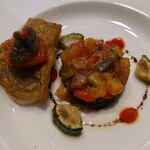 Shatoraparumudoru - 白身魚の旨味とトマトソース
                      たまにピンクペッパーの味わいと
                      下には❔のこんがりと焼いた品に
                      いろんな野菜のトマト煮がして美味しい味わい