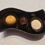 シャトー　ラ・パルム・ドール - ◯小菓子
      ブールドネージュ、トリュフチョコレート、フィナンシェ
      
      コンガリと焼かれてる甘味ある味わいのブールドネージュ
      
      サクサクと軽やか食感のフィナンシェ
      
      チョコレートはラム酒❔を感じる美味しさ